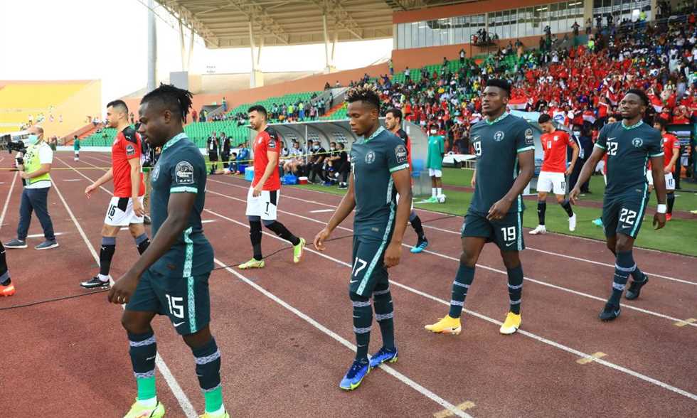 النسور النيجيرية تحط في القاهرة.. استعدادًا لمواجهة مصر وحلم أمم إفريقيا