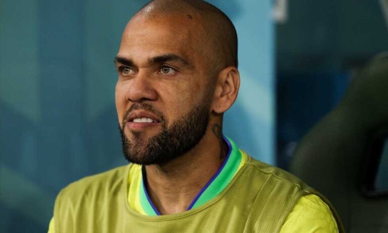 عودة مفاجئة: داني ألفيش يقترب من دخول عالم كرة القدم من بوابة غير متوقعة