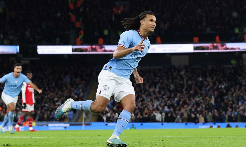 برشلونة على أعتاب صفقة دفاعية مفاجئة من الدوري الإنجليزي؟