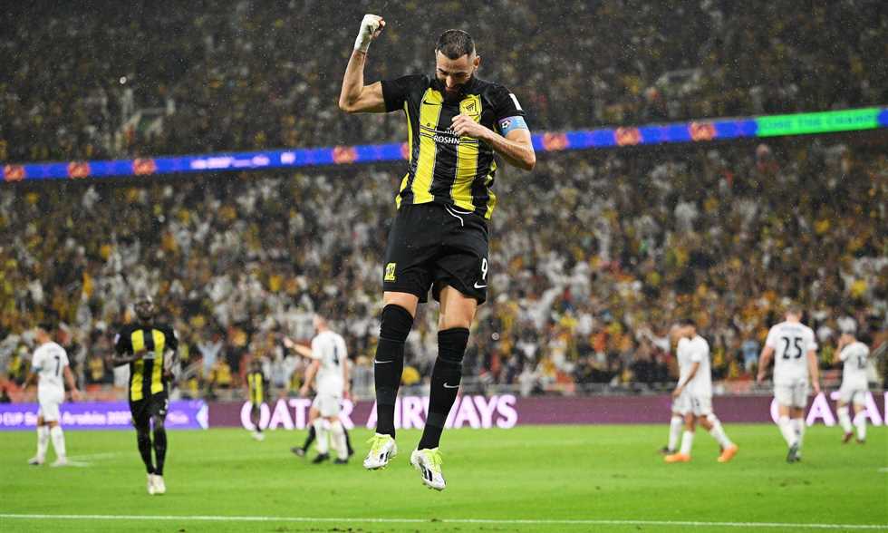 بنزيمة يعود إلى الواجهة: هل يشعل “الأسد” حماس الديوك من جديد؟