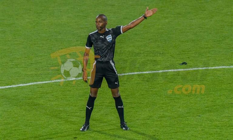 حكام من السنغال وكينيا يقودون قمة مصر وزيمبابوي في افتتاح أمم إفريقيا