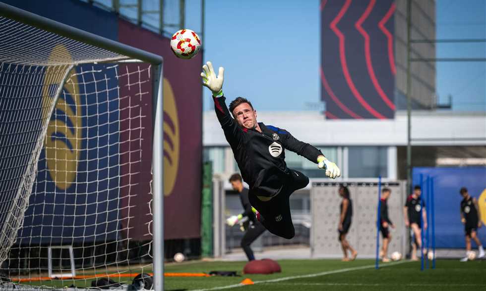 رحيل مفاجئ؟ حارس برشلونة العملاق على أعتاب الدوري الإنجليزي!