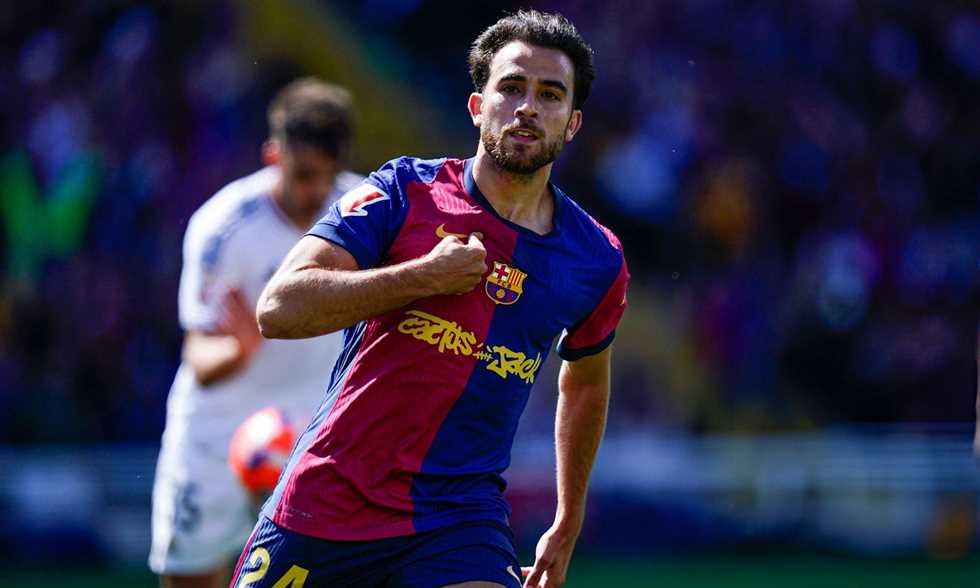 غموض يحيط بمستقبل نجم دفاع برشلونة… هل يرتدي قميص الفريق لخمسة مواسم أخرى؟