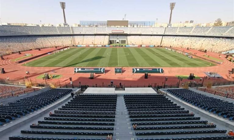 أرضية ملعب القاهرة في مرمى الانتقادات: ما القصة وراء المظهر السيئ؟