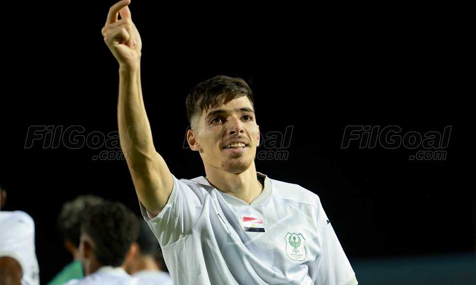 “والدي في الملعب”.. دغموم يكشف سر تجديد عقده مع المصري ويكشف عن طموحاته الكبيرة