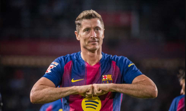 ليفاندوفسكي على مفترق طرق: هل يبقى في برشلونة أم يرحل؟