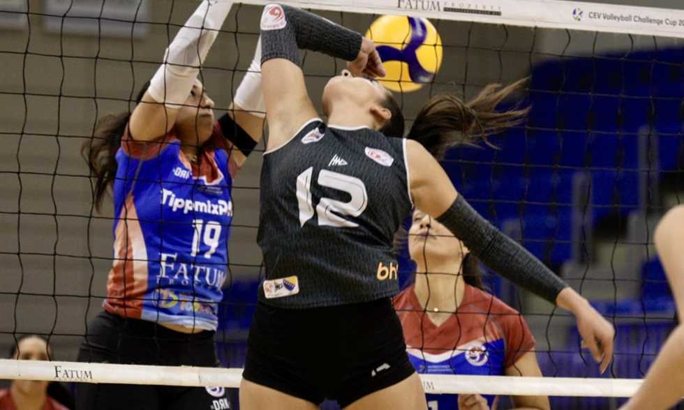 مصرية تقود فريقها إلى محطة تاريخية في أوروبا