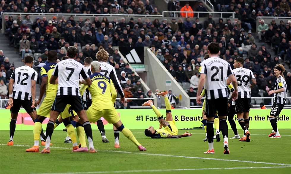 توتنهام ينجو من فخ نيوكاسل.. وإيفرتون يستعيد توازنه