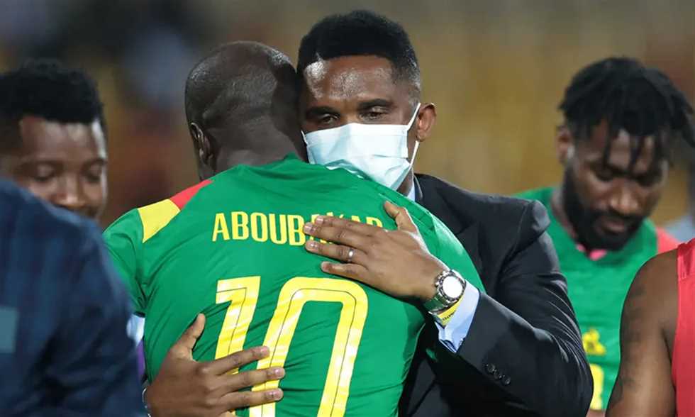 اتهامات بتدخل “إيتو” لإبعاد “أبو بكر” عن قائمة الكاميرون.. هل يحمي رقمه القياسي؟