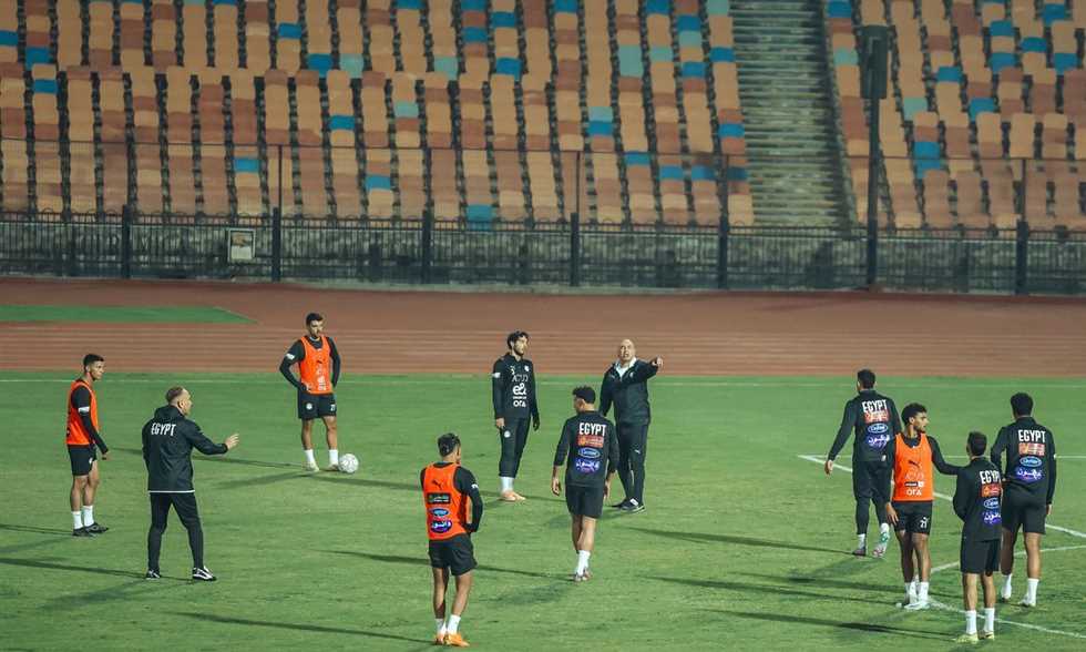“الفراعنة” يظهرون في استاد القاهرة.. استعدادًا لمواجهة نارية قبل “أمم أفريقيا”
