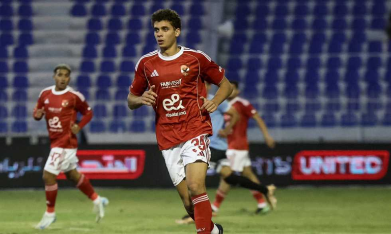 صفقة محتملة تشعل الميركاتو: هل يحسم برشلونة ضم نجم الأهلي الشاب؟