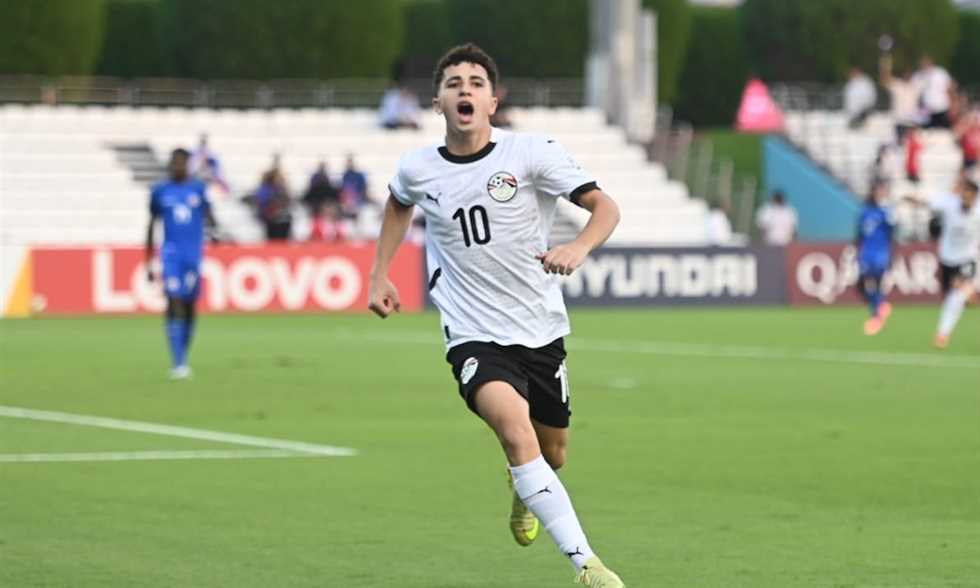 لاعب الأهلي بلال عطية يتوجه