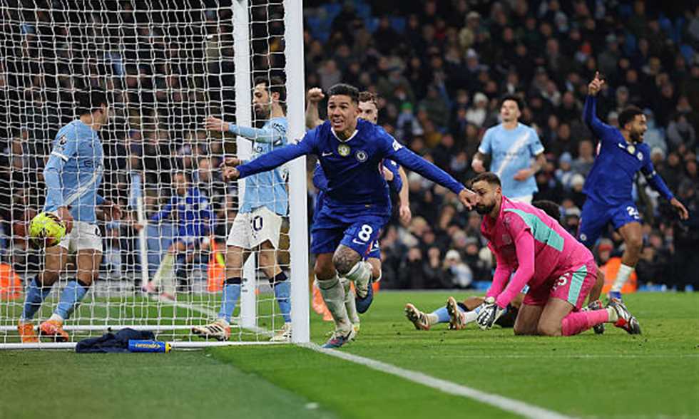 أرسنال يهرب بالصدارة أكثر.. مانشستر