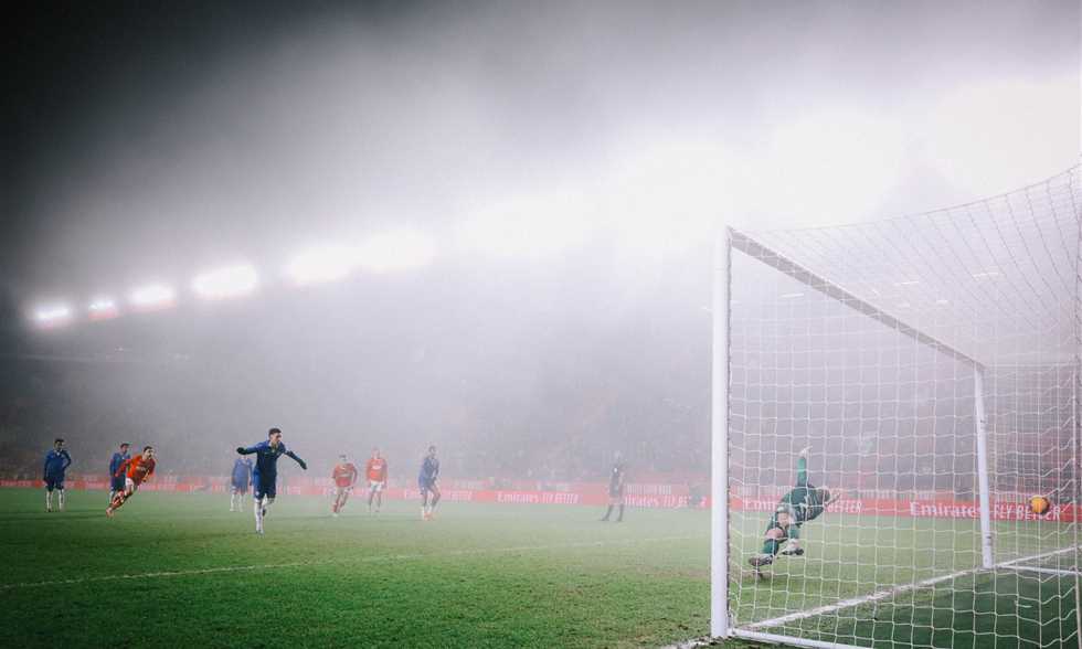 تشيلسي وأستون فيلا يتأهلان في