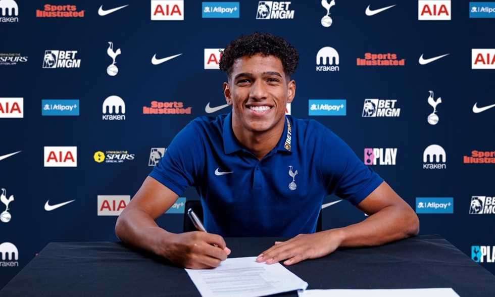 توتنام يعزز صفوفه بضم الظهير